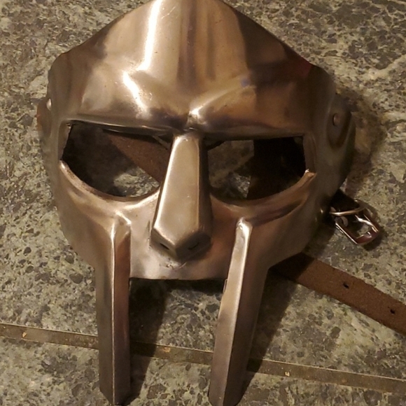 Gladiator Mask - Picture 3 of 5